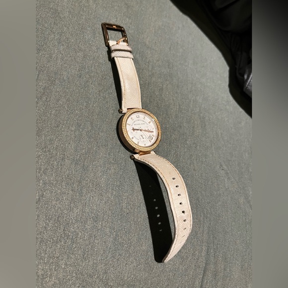 Women’s Michael Kors watch - pink/rose gold - Picture 2 of 3